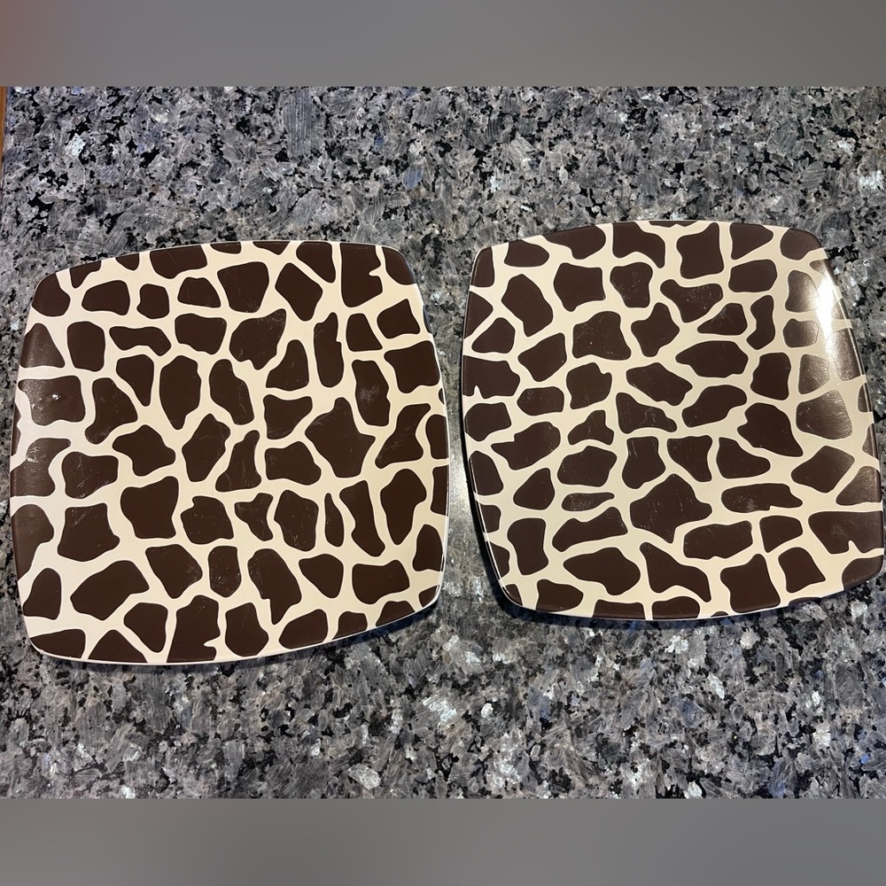 222 Fifth Girafe Brown Linen 2 dinner plates